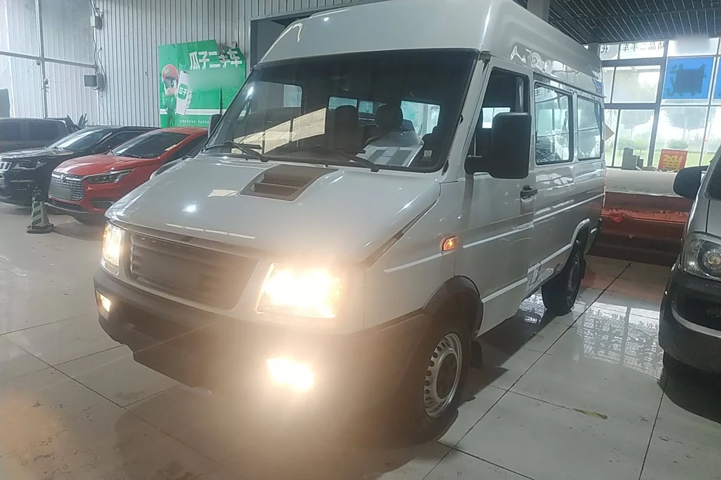 Iveco proud 2017 2.5T A35 bus 5-7 seats 47Z5