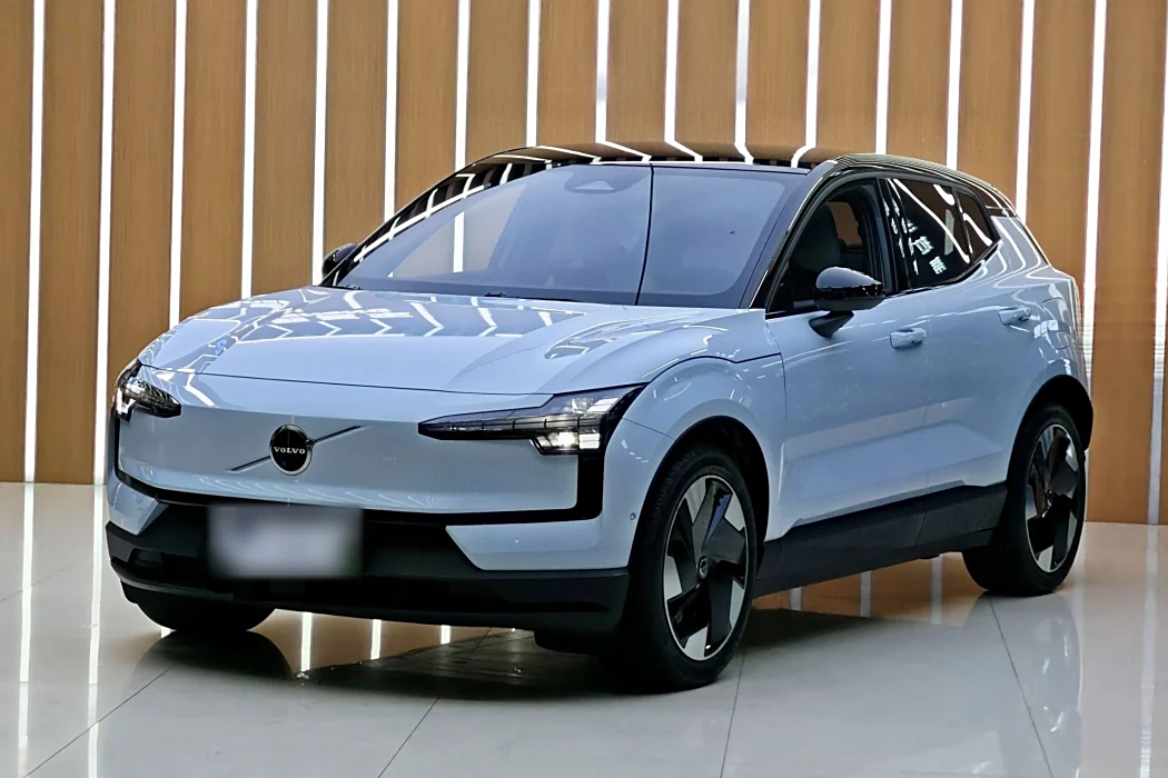 Версия Volvo EX30 2025 с задним приводом и длительным сроком службы аккумулятора Ultra