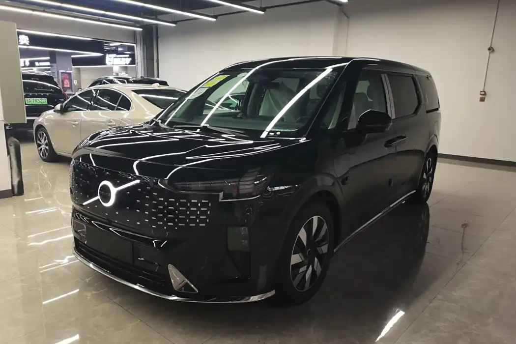 Volvo EM90 2025 Ultra six-seater