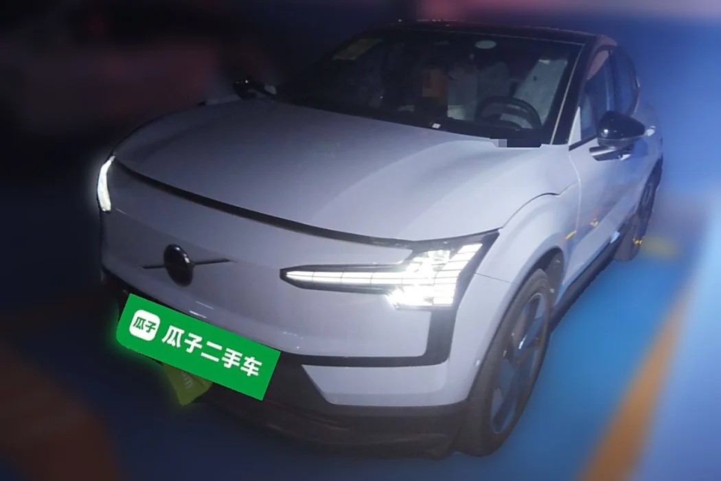 Версия Volvo EX30 2025 с задним приводом и длительным сроком службы аккумулятора Ultra