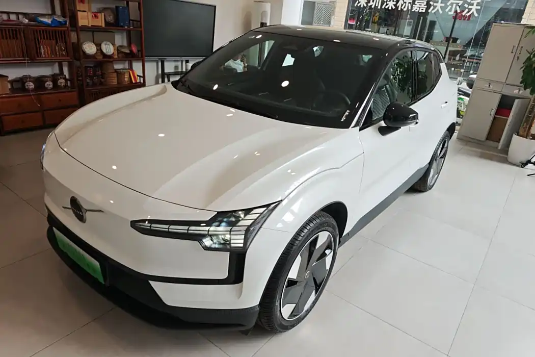 Версия Volvo EX30 2025 с задним приводом и длительным сроком службы аккумулятора Plus