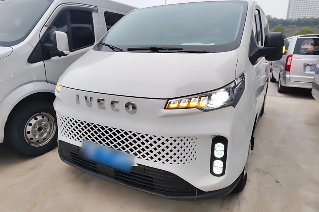 Пассажирский грузовик Iveco Juxing 2023 C30 грузоподъемностью 2,0 Т мощностью 93 кВт с ручным управлением, версия Star Road с низким верхом