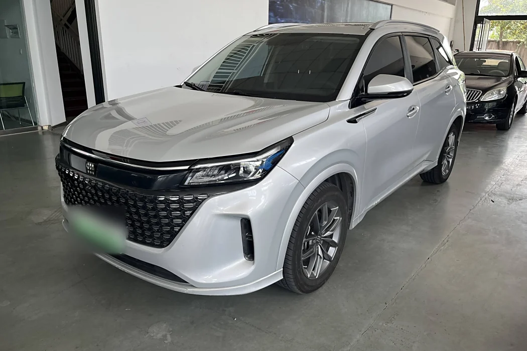 Синий электромобиль E5 2023 года выпуска, модель 1,5л DE-i, 100 км, тип Enjoy, 7 мест