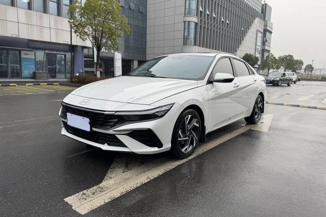 Hyundai Elantra 2023 1.5L CVT LUX Premium Edition