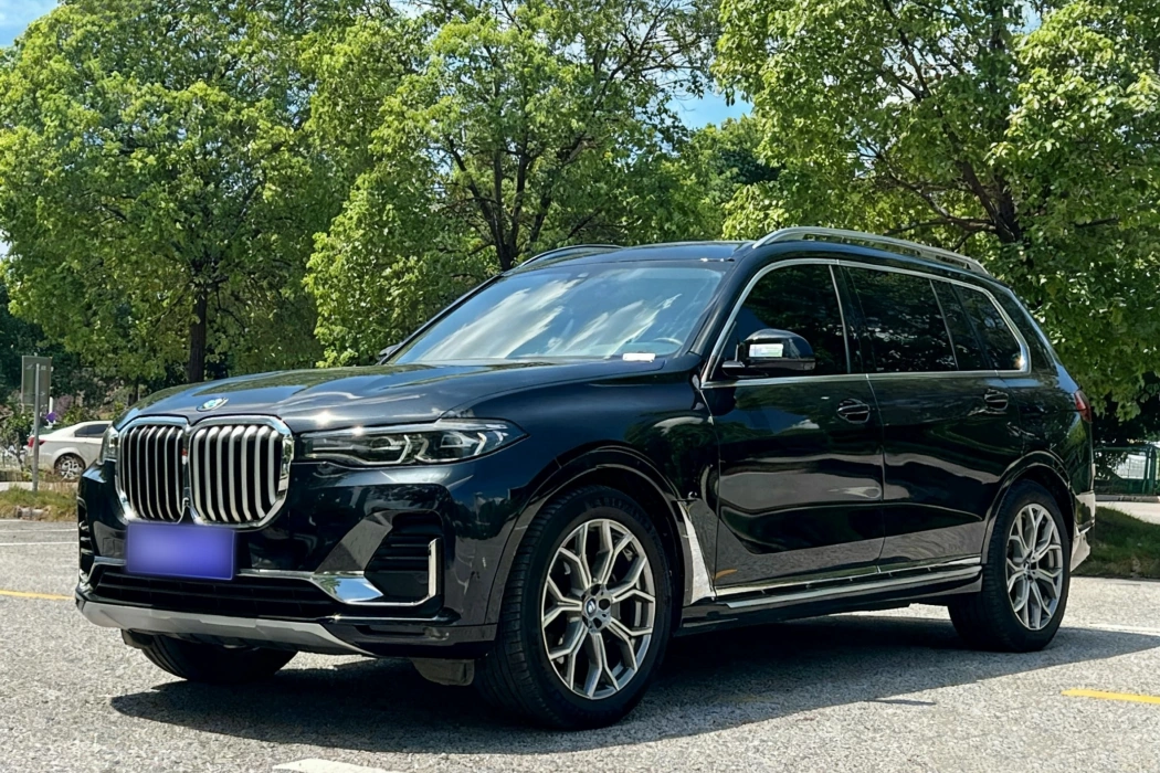 BMW X7 2022 xDrive40i leading luxury set
