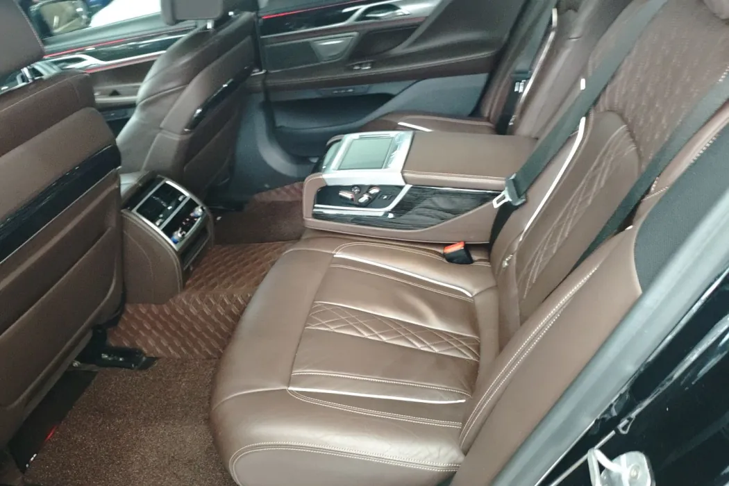 BMW 7 Series 2019 facelift 740Li leading M sports suit