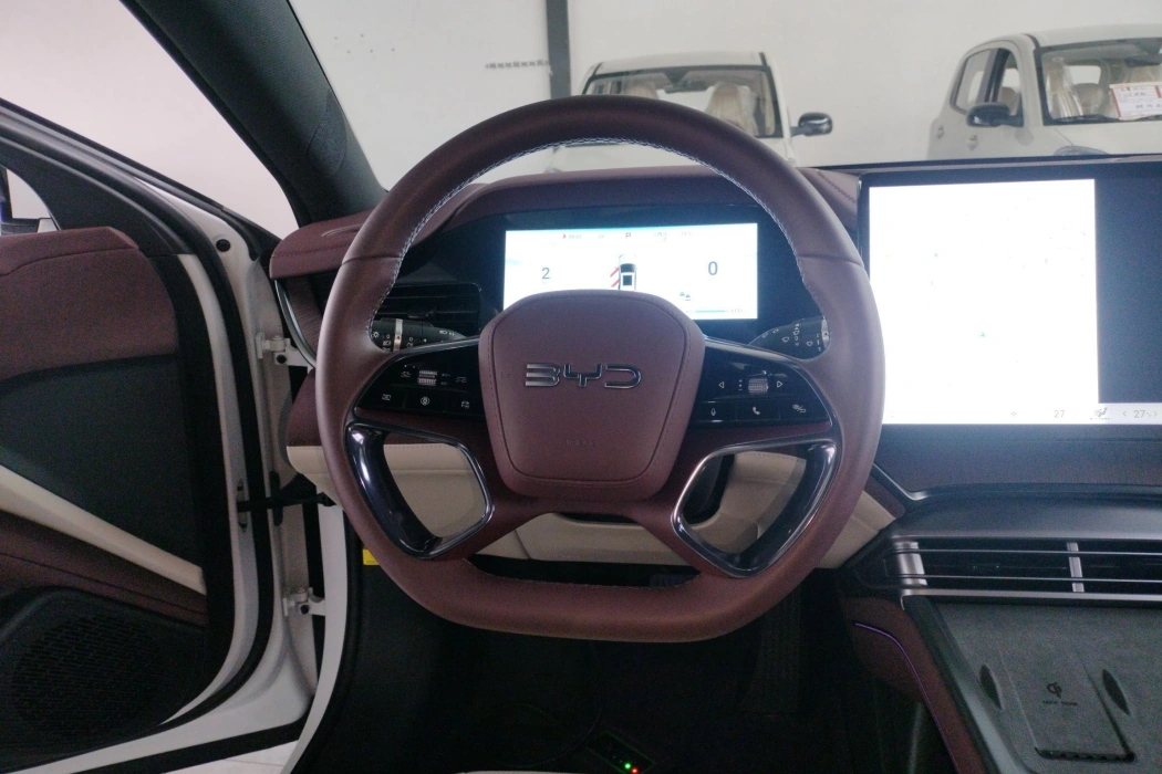 比亚迪 海豹 2023款 DM-i 1.5L 121km 尊贵型