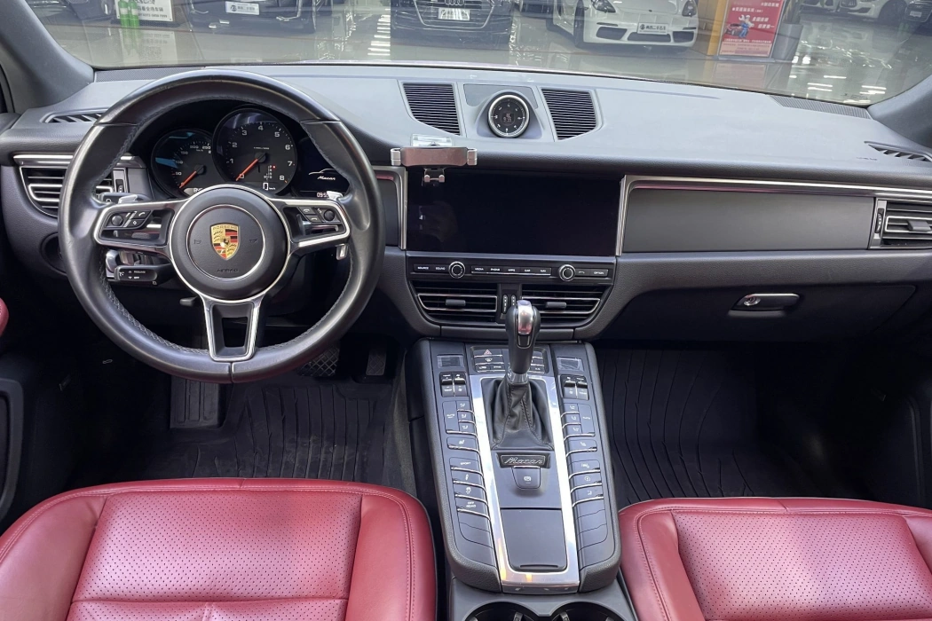 Porsche 2018 Macan 2.0T