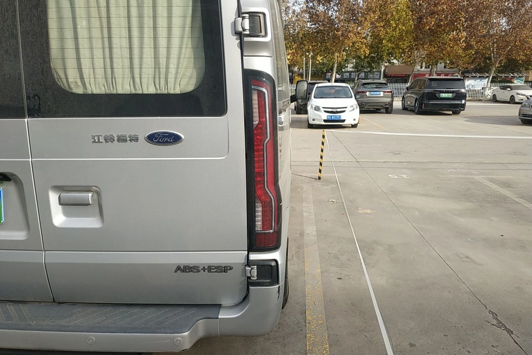 Ford's new-generation Quanshun 2021 2.2T automatic ordinary passenger car Pro short-axle 7-seater mid-top country VI