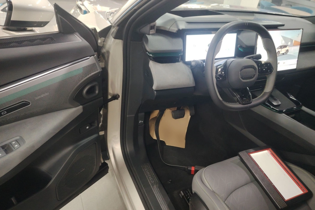 Lynk & Co. 08 EM-P 2023 model 120km long battery life Halo