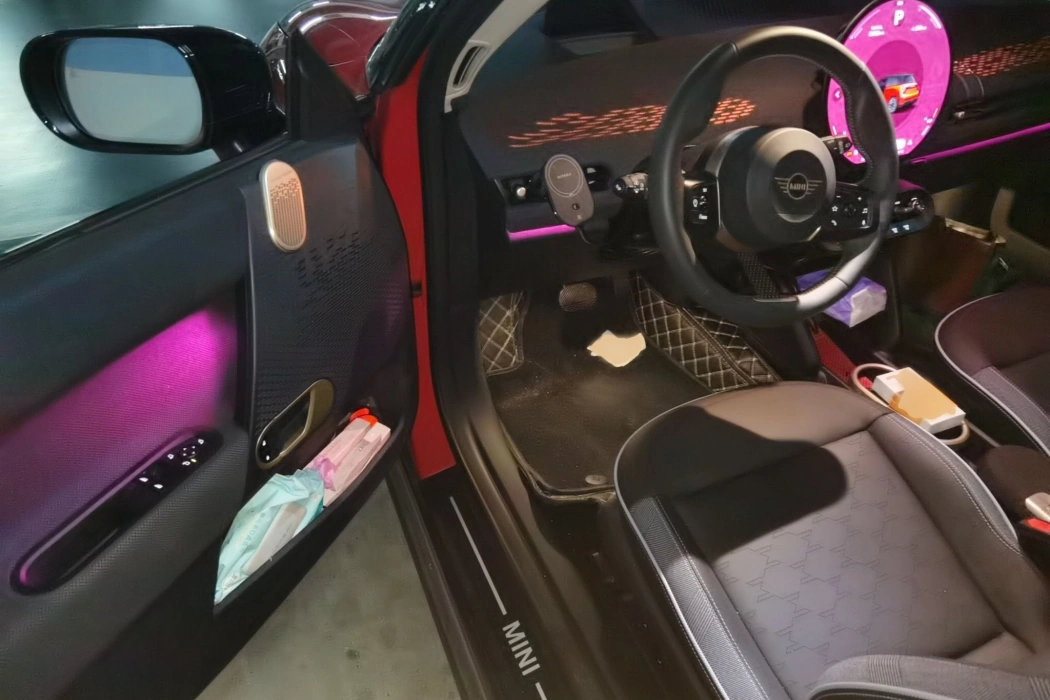 电动MINI COOPER 2024款 452km COOPER SE 艺术家