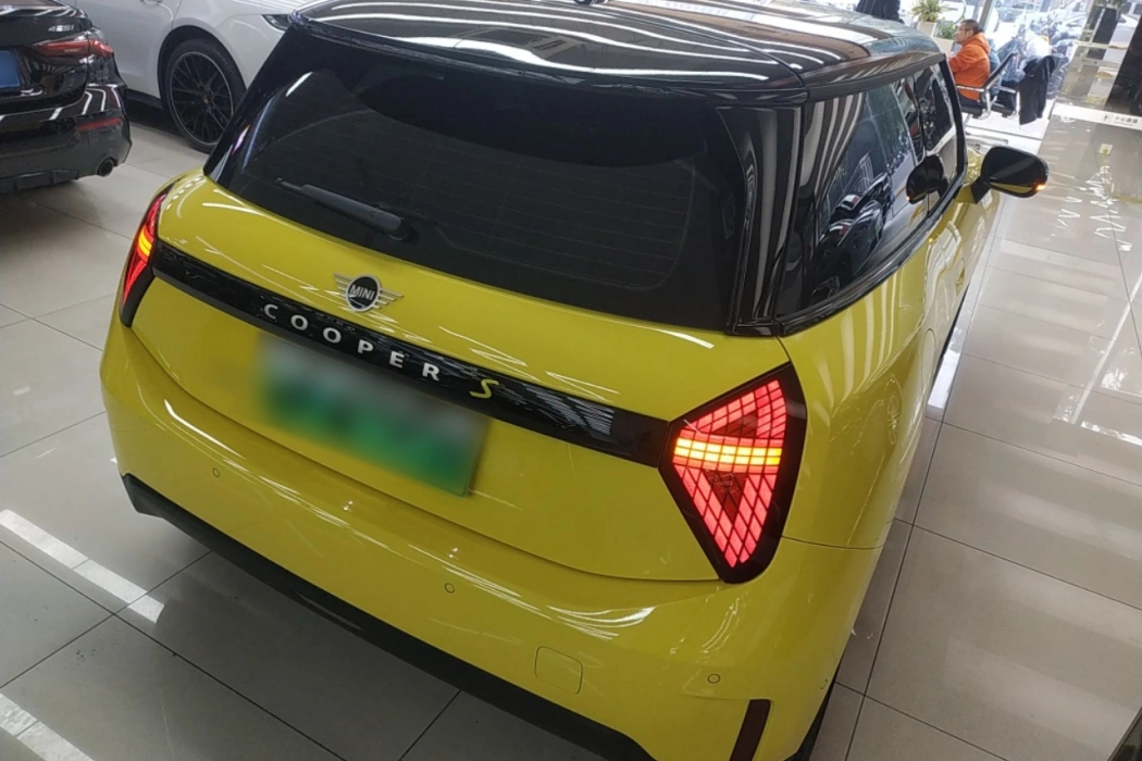 电动MINI COOPER 2024款 452km COOPER SE 艺术家