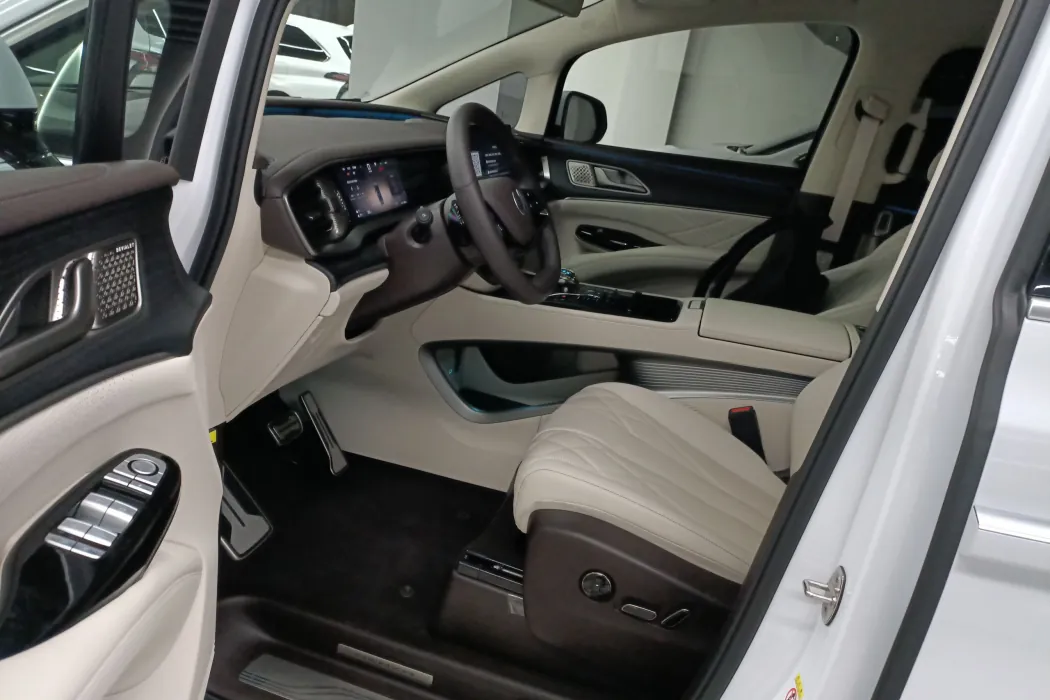 腾势D9 2025款 DM-i 智驾版 1020 四驱旗舰型