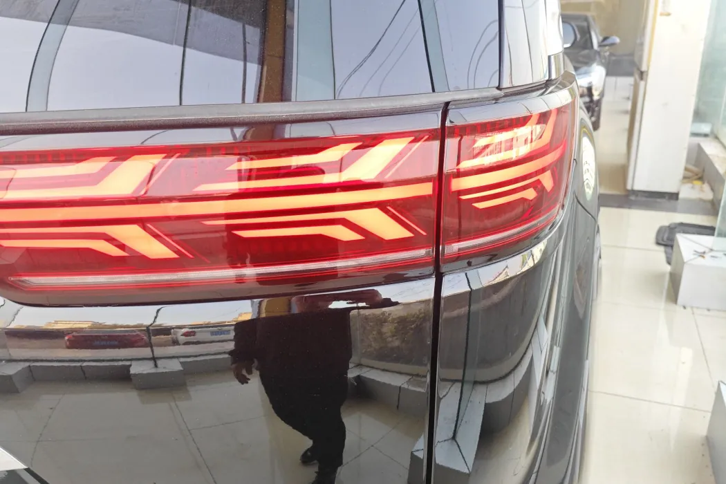 腾势D9 2025款 DM-i 智驾版 1020 四驱尊享型