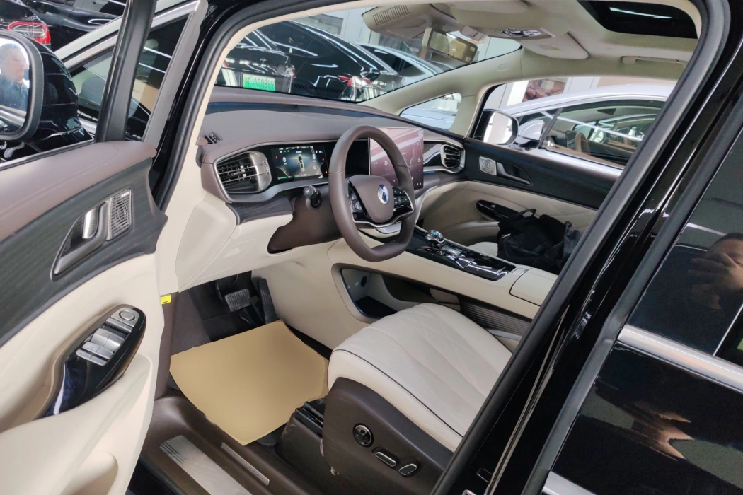 腾势D9 2024款 DM-i 980 四驱旗舰型