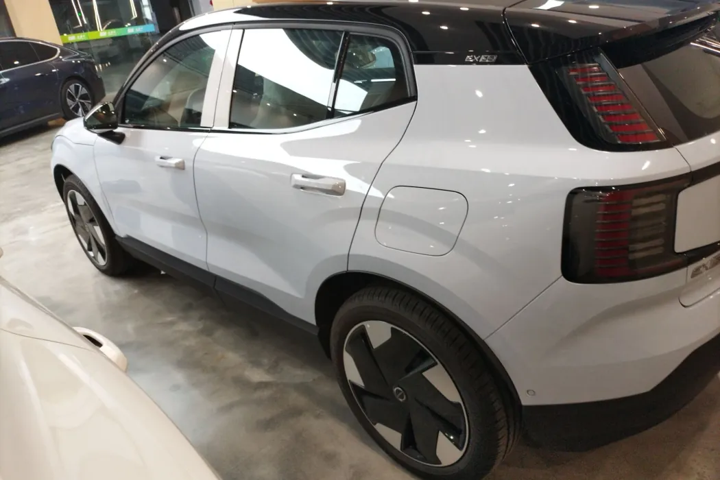 Volvo EX30 2025 rear drive long battery life Version Ultra