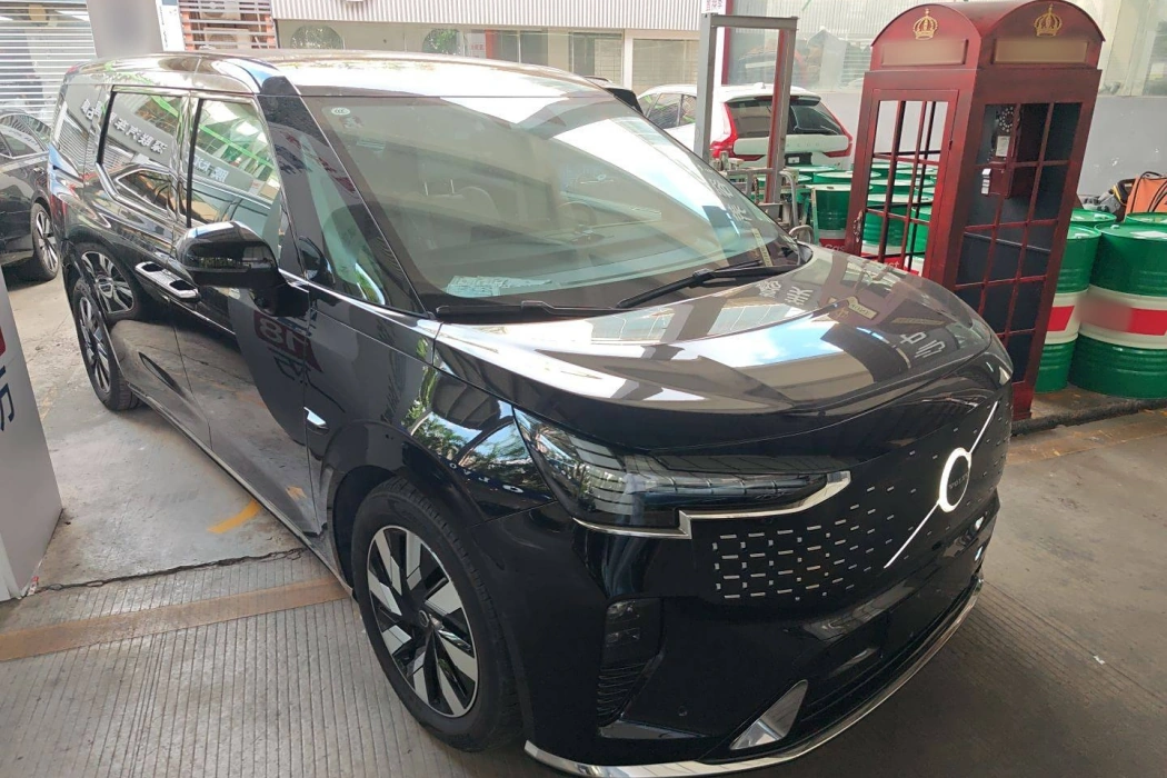 Volvo EM90 2025 Ultra six-seater