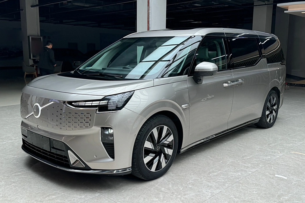 Volvo EM90 2025 Ultra six-seater