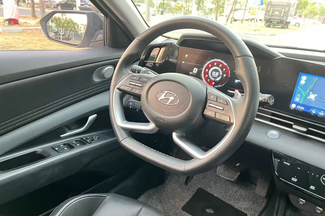 Hyundai Elantra 2022 1.5L CVT LUX Premium Edition