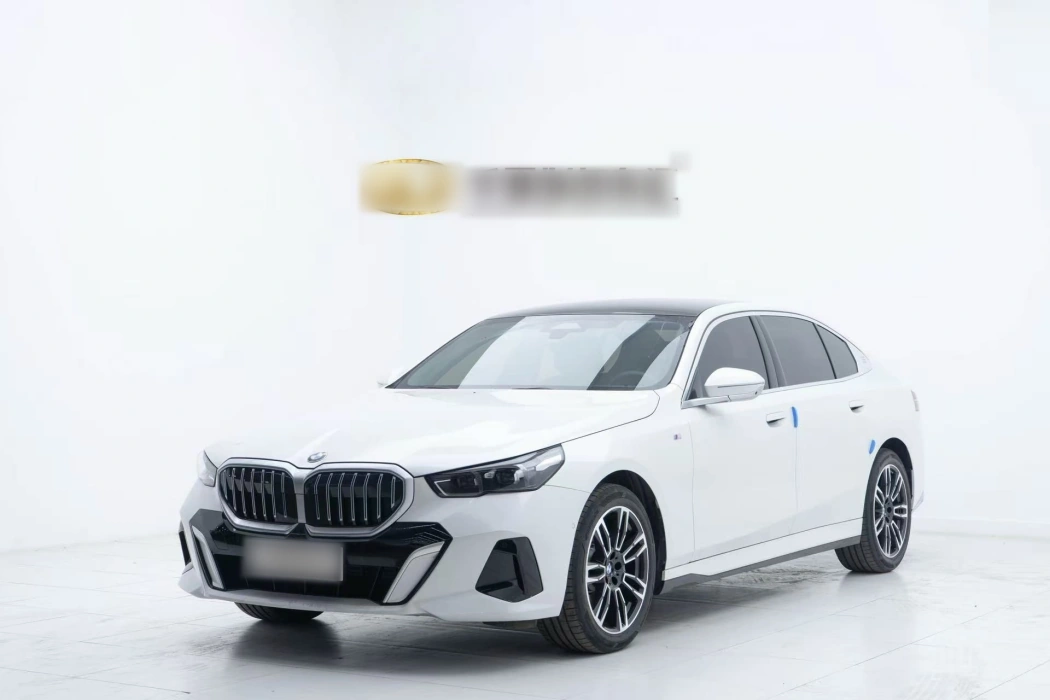 BMW 5 Series 2024 530Li leading M sports suit